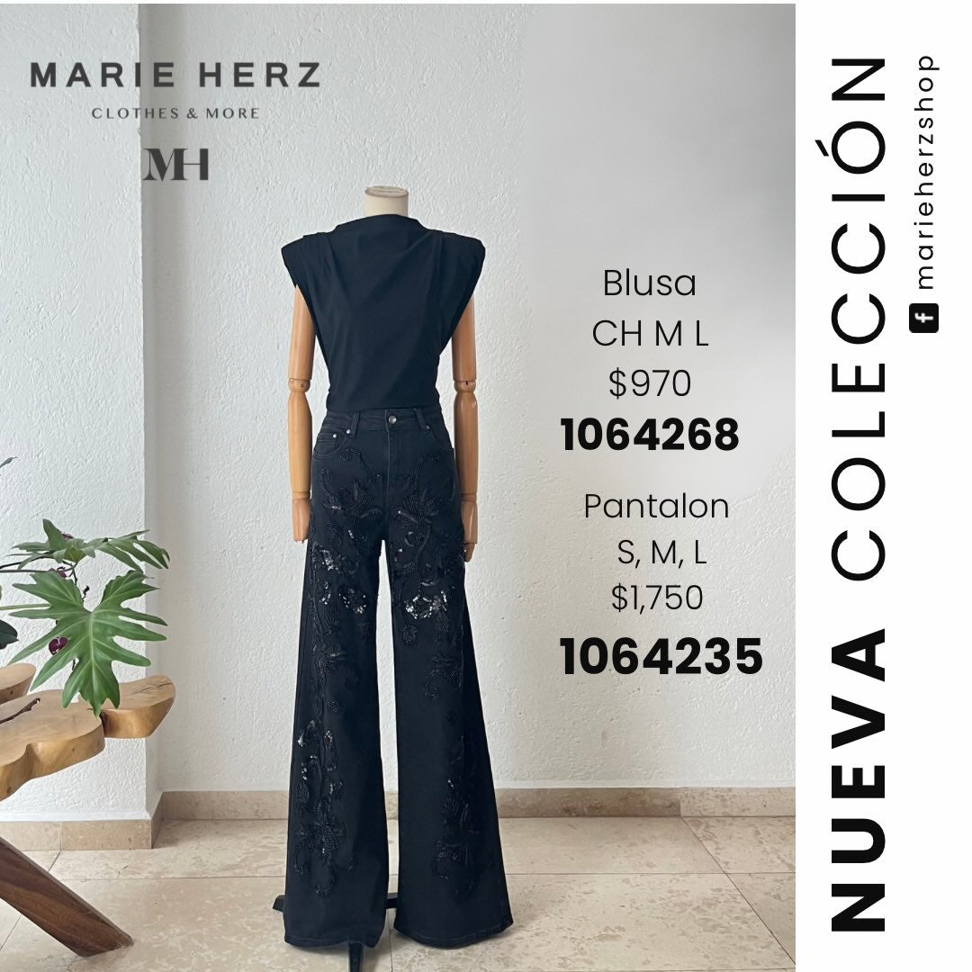 1064266 Blusa negra hombreras