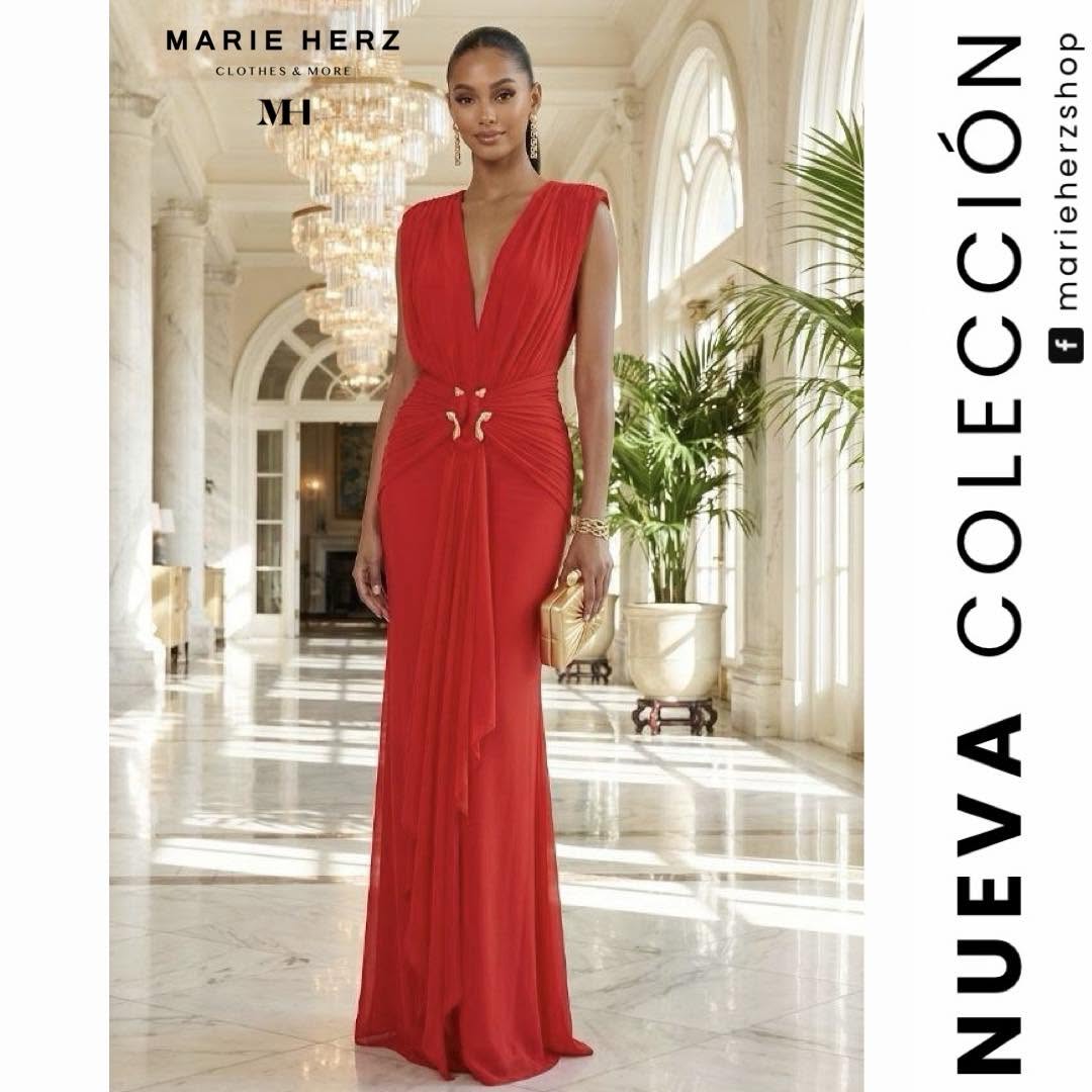 1064982 Vestido rojo broche dorado