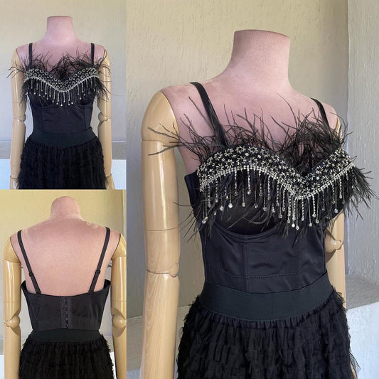 1057891  corset plumas negro