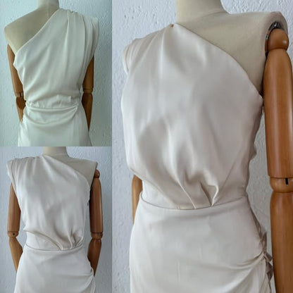 1063486  Vestido hombro beige corto