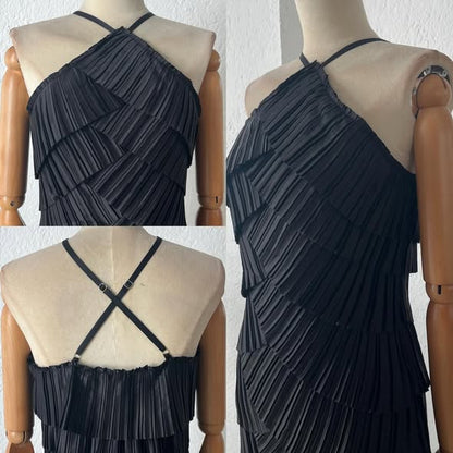 1064278  Vestido negro tablas