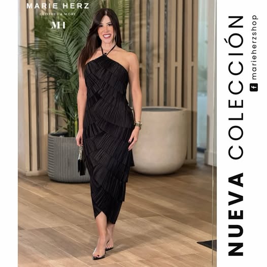 1064278  Vestido negro tablas