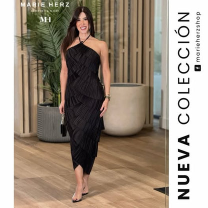 1064278  Vestido negro tablas