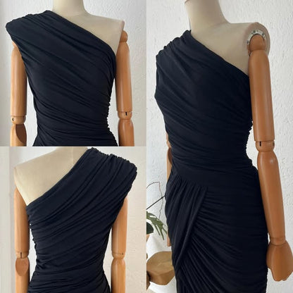 1064908  Vestido negro hombro cruzado